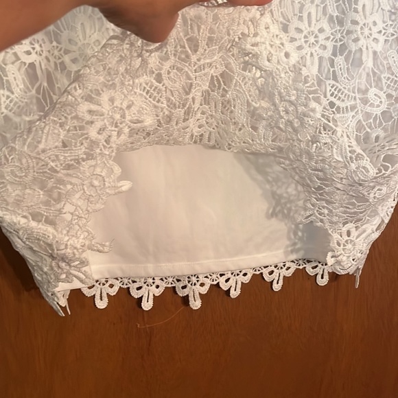 Ladies lined crisp white lace top. - Picture 4 of 10